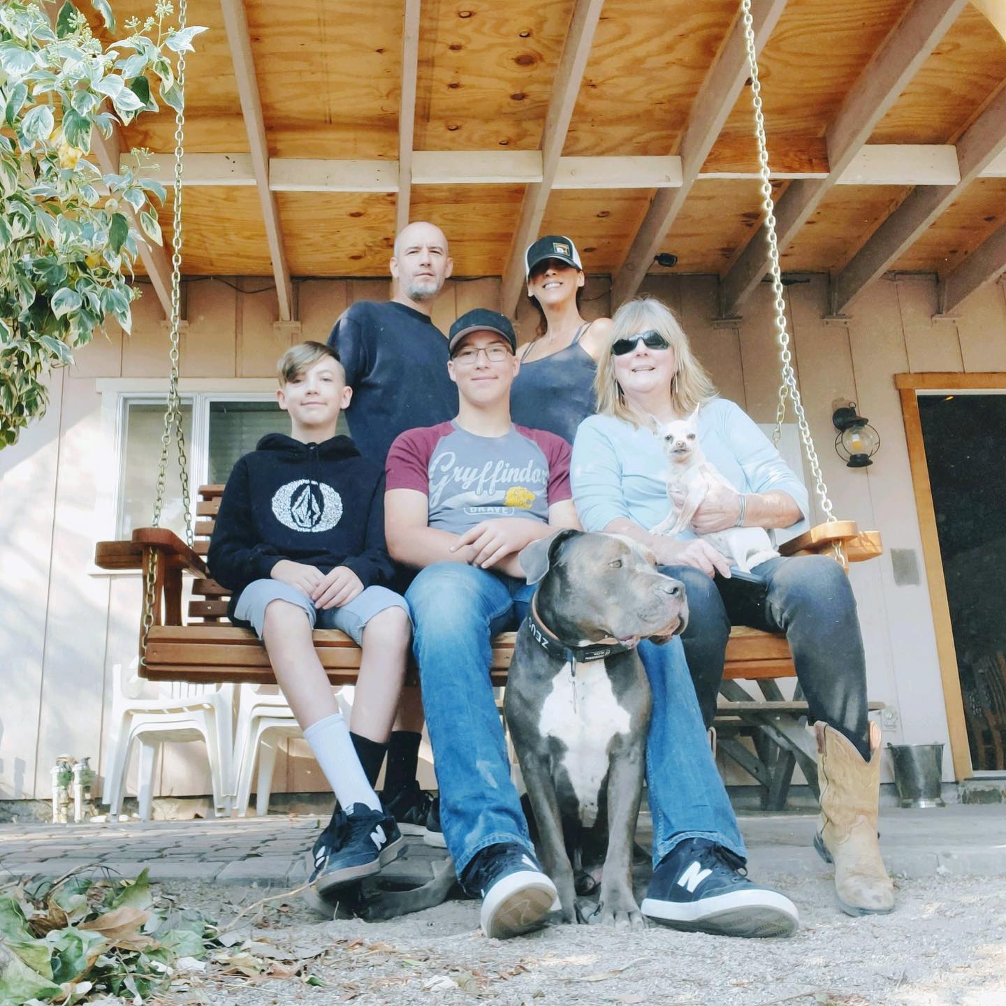 A family photograph with Andie’s mama and their dogs
